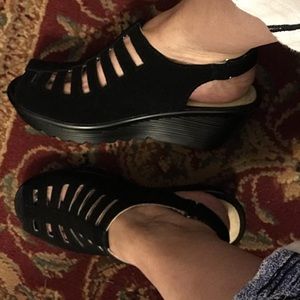 Sketchers Memory Foam Sandal
2 1/4 “ total wedge heel
Adjust Slingback Strap